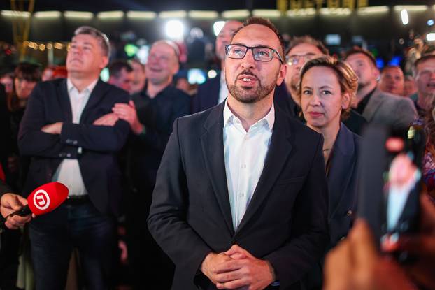 Zagreb: Oduševljenje u stožeru stranke Možemo! i SDP-a nakon prvih rezultata