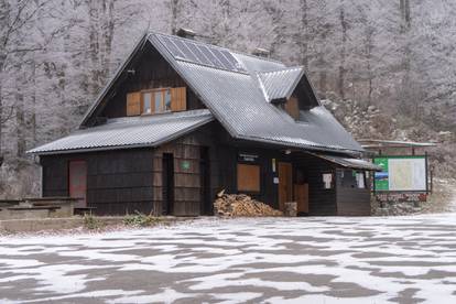 FOTO Snijeg je zabijelio Zavižan