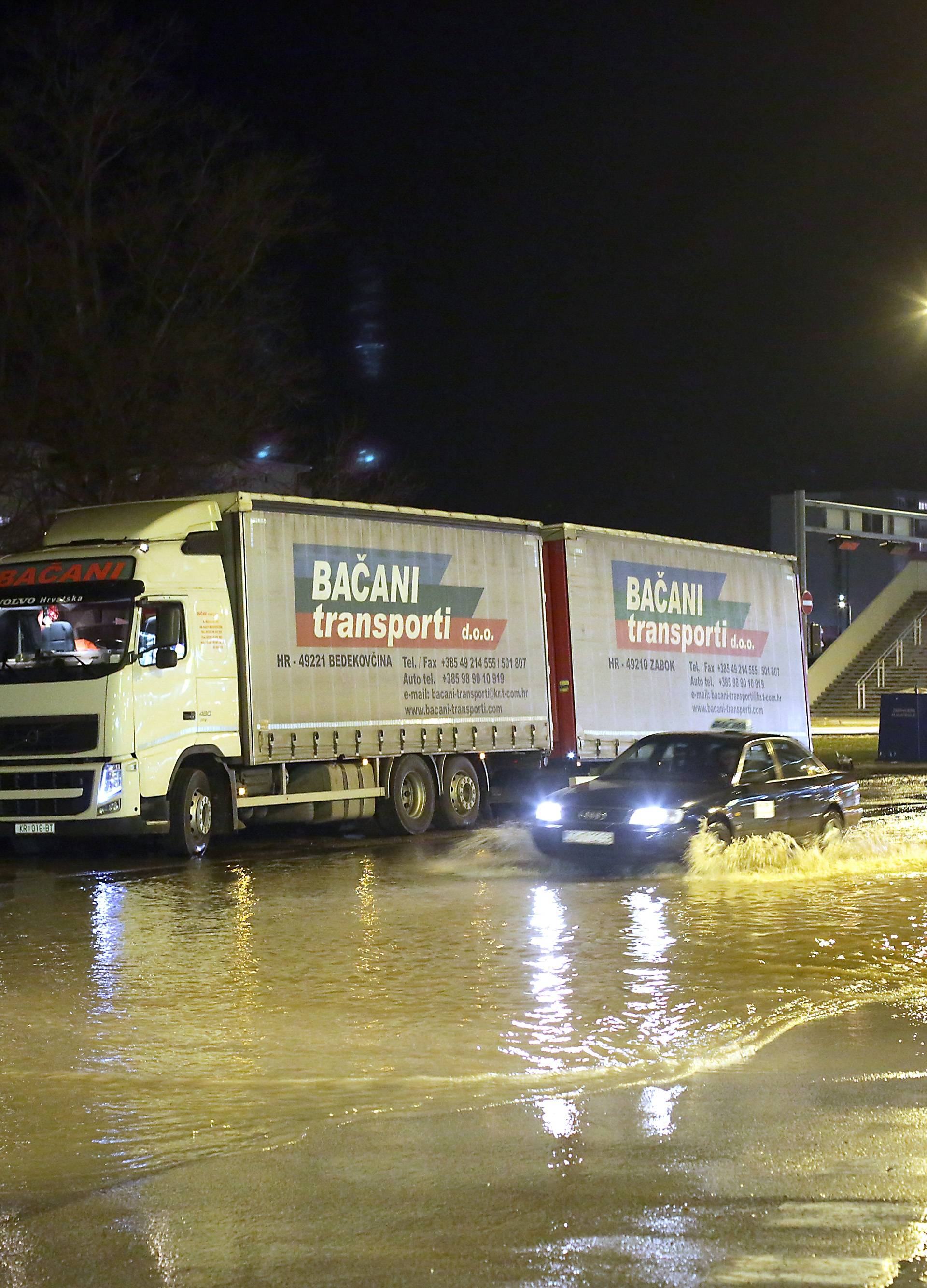 Kamion se zabio u hidrant kod Arene: Borili se s bujicom vode