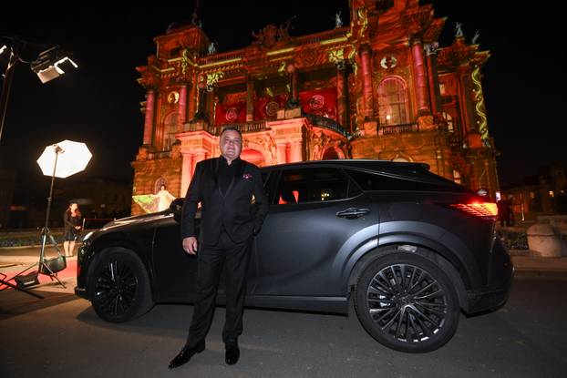 Zagreb: Dolazak uzvanika na dodjelu medijske nagrade "Večernjakova ruža" u Hrvatskom narodnom kazalištu