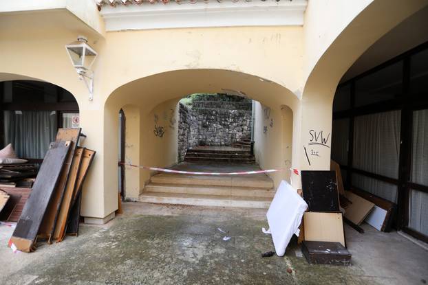 Malinska: Ruševine hotelskog naselja Haludovo