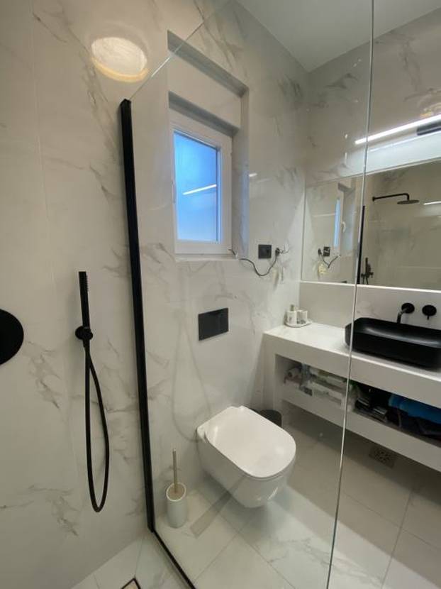 Prodaje se vila u Lunu s velikim bazenom: Cijena? Ma sitnica...