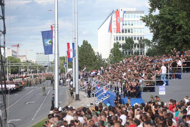 Zagreb: Uzvanici iz lože prate svečani vojni mimohod u povodu 30. obljetnice VRO Oluja