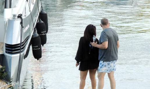 Petrač na Paklenim otocima u društvu nepoznate djevojke