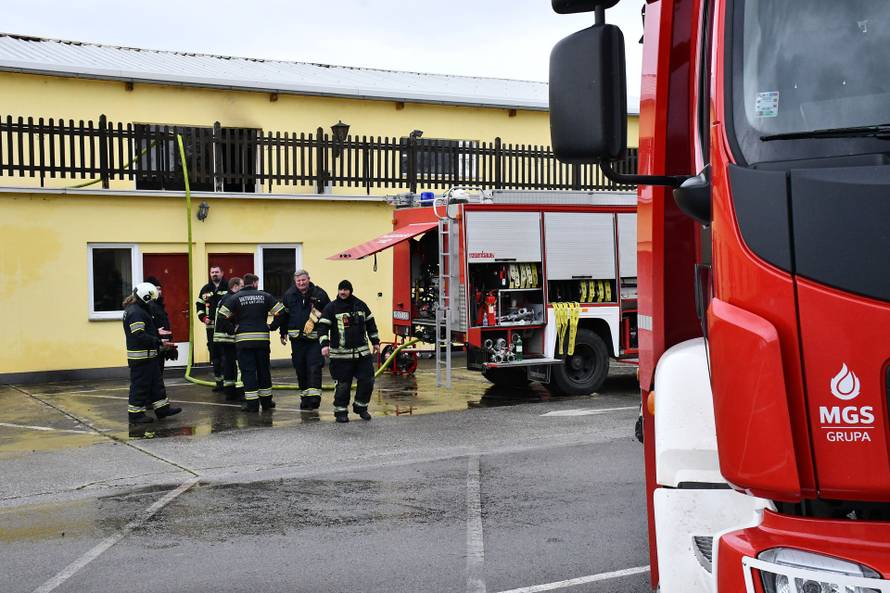 FOTO Gorjelo krovište sale za vjenčanje u Kutjevu, požar gasilo 26 vatrogasaca...