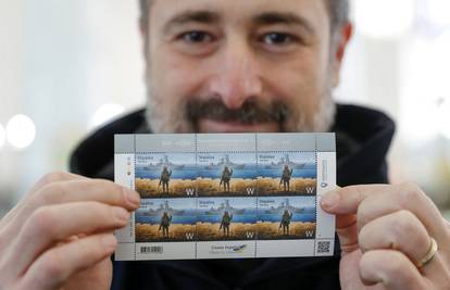 Rasprodana poštanska marka na kojoj ukrajinski vojnik pokazuje srednji prst Moskvi