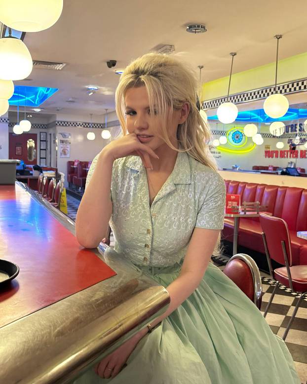 FOTO Mlada ljepotica obožava vintage stil - u retro krpicama donosi seksepil iz 1950-ih