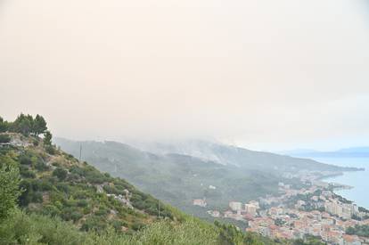 FOTO Teška noć u Tučepima: Umorni vatrogasci leže na cesti, vatra zahvatila kuće, ranč...