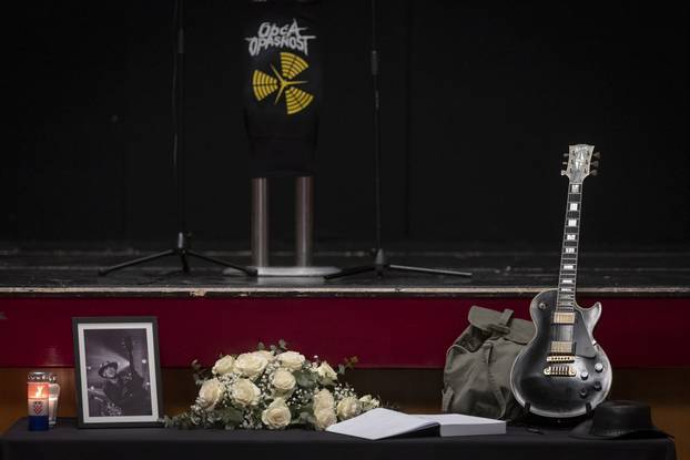 Županja: Komemoracija za Slavena Živanovića Žižu, člana grupe Opća opasnost koji je preminuo u 53. godini