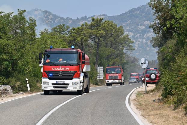 FOTO Kanaderi cijeli dan u akciji: Pogledajte kako gase požare diljem Dalmacije