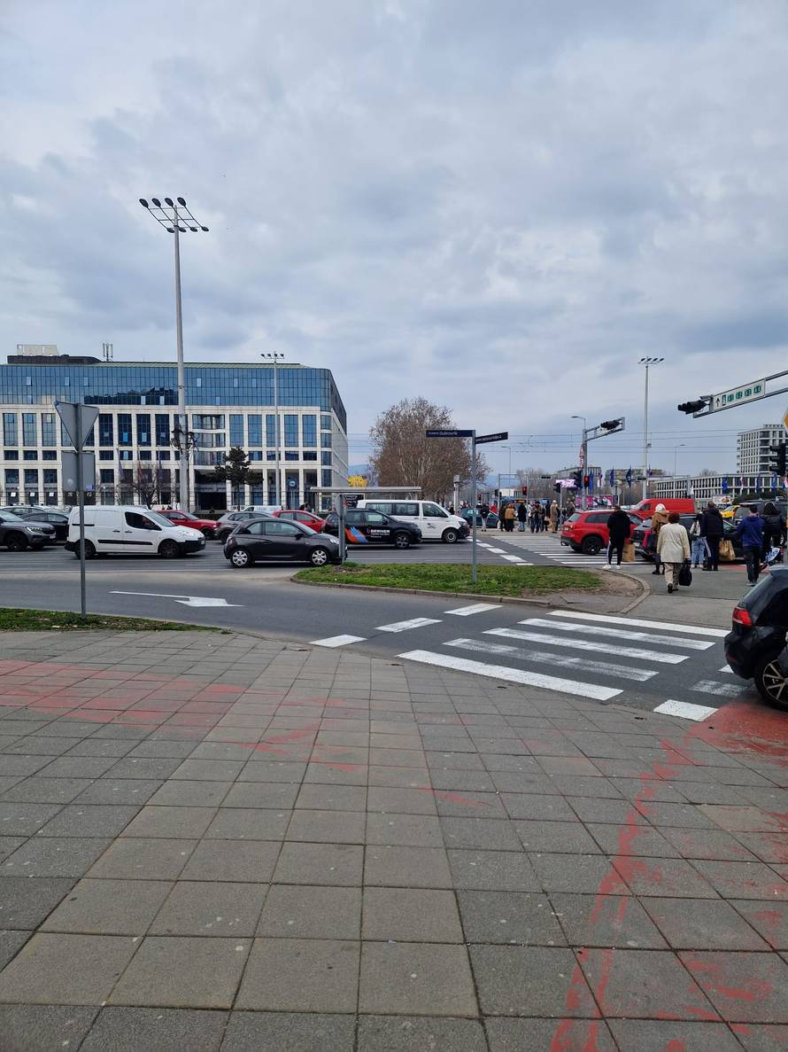 FOTO Kaos kod Avenue Malla: Sudarila se dva automobila, dvoje ljudi prevezeno u bolnicu