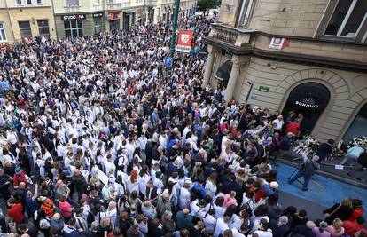 Pijan i bez vozačke naletio je Mercedesom na liječnicu u Sarajevu. Tisuće prosvjeduju