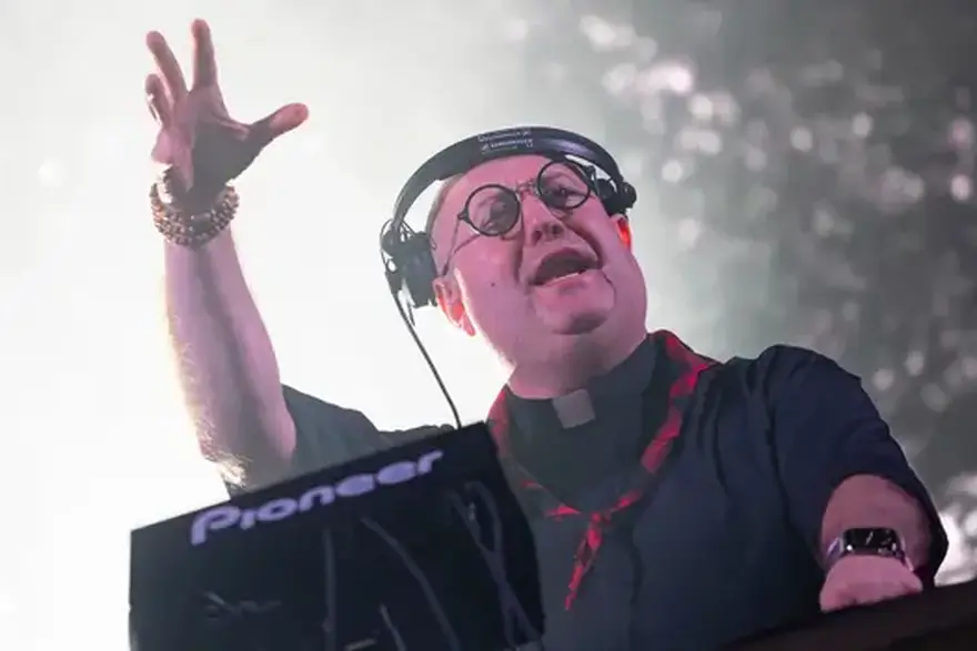 Sve&cacute;enik je danju, a DJ no&cacute;u: Rave Padre je hit, a pi&scaron;u i peticije da mu se otka&zcaron;u nastupi