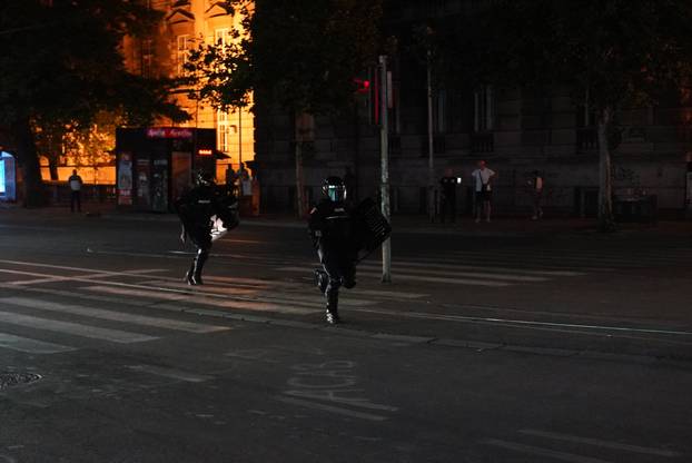 Beograd: Žandarmerija je uništila blokadu kod Strojarskog fakulteta i krenula prema Pravnom