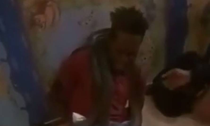 Policija mu omotala zmiju oko vrata: 'Koliko puta si krao, ha?'