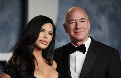 Jeff Bezos na crveni tepih došao s partnericom Lauren, a onda ga ona zasjenila svojim oblinama