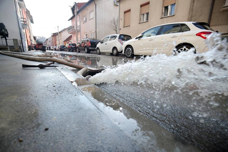 Ovako je počela poplava na Trešnjevci: 'Čuo sam prasak, voda je šikljala 4 metra u zrak!'