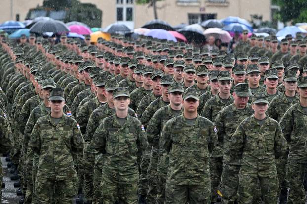 FOTO Suze i zagrljaji u Požegi: 900 novih ročnika položilo prisegu, među njima i 53 žene