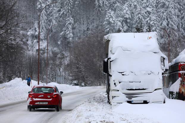 Stanovnici Delnica bore se s velikim količinama napadalog snijega