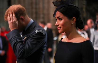 Meghan opet griješi: Svi sjedili kraljevski, ona prekrižila noge