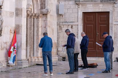 Zadar: Molitelji krunice okupili se pred katedralom sv. Stošije