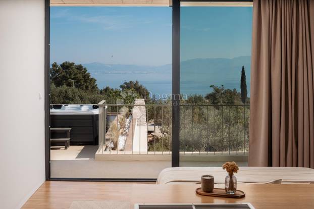 FOTO Nikad viđeno! Prodaje se vila na Šolti. Stoljetna maslina vam raste kraj kauča. Evo cijene