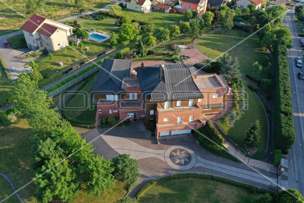 FOTO Ovu vilu od 15 milijuna eura prodaju u Sesvetama! Lift, vrtlari, fontane, mala sirena...