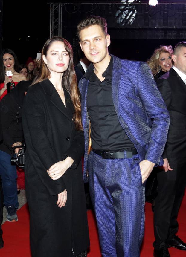 Beograd: Premijerka Srbije Ana Brnabić s djevojkom Milicom na premijeri filma "Hotel Beograd" 