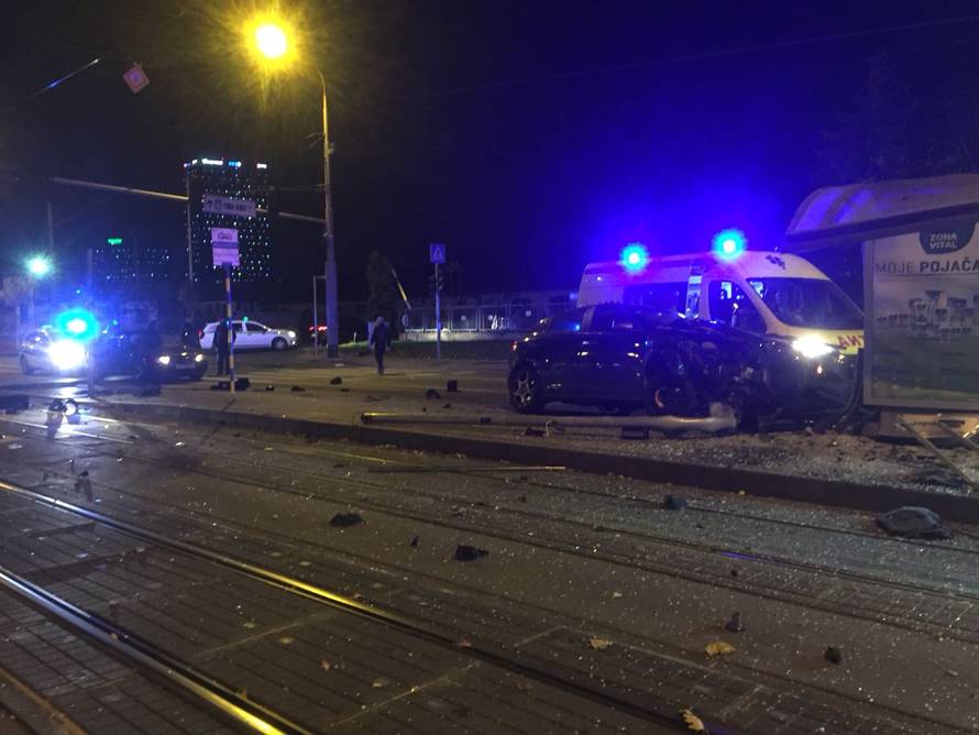 Pijani vozač Alfom je pokupio semafor pa se zabio u stanicu