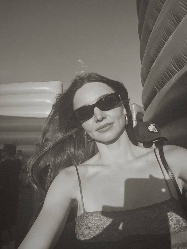 FOTO Slavna 'anđelica' pozirala je i gola, sudeći po fotkama za nju su godine zaista samo broj