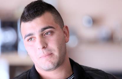 Mladić iz gorućeg automobila spasio muškarca u plamenu