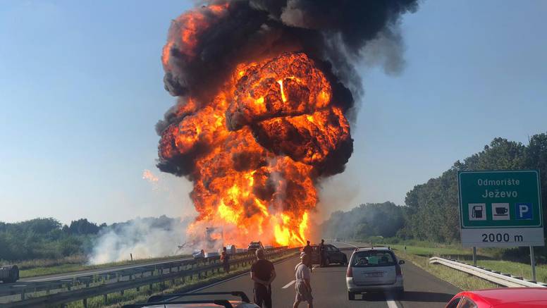 Vatra guta kamione, odjekuju eksplozije, autocesta blokirana