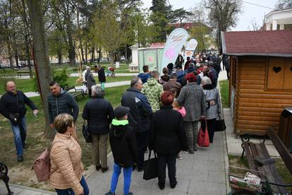 Bjelovar: Stotine građana čekale na svoju porciju ribe