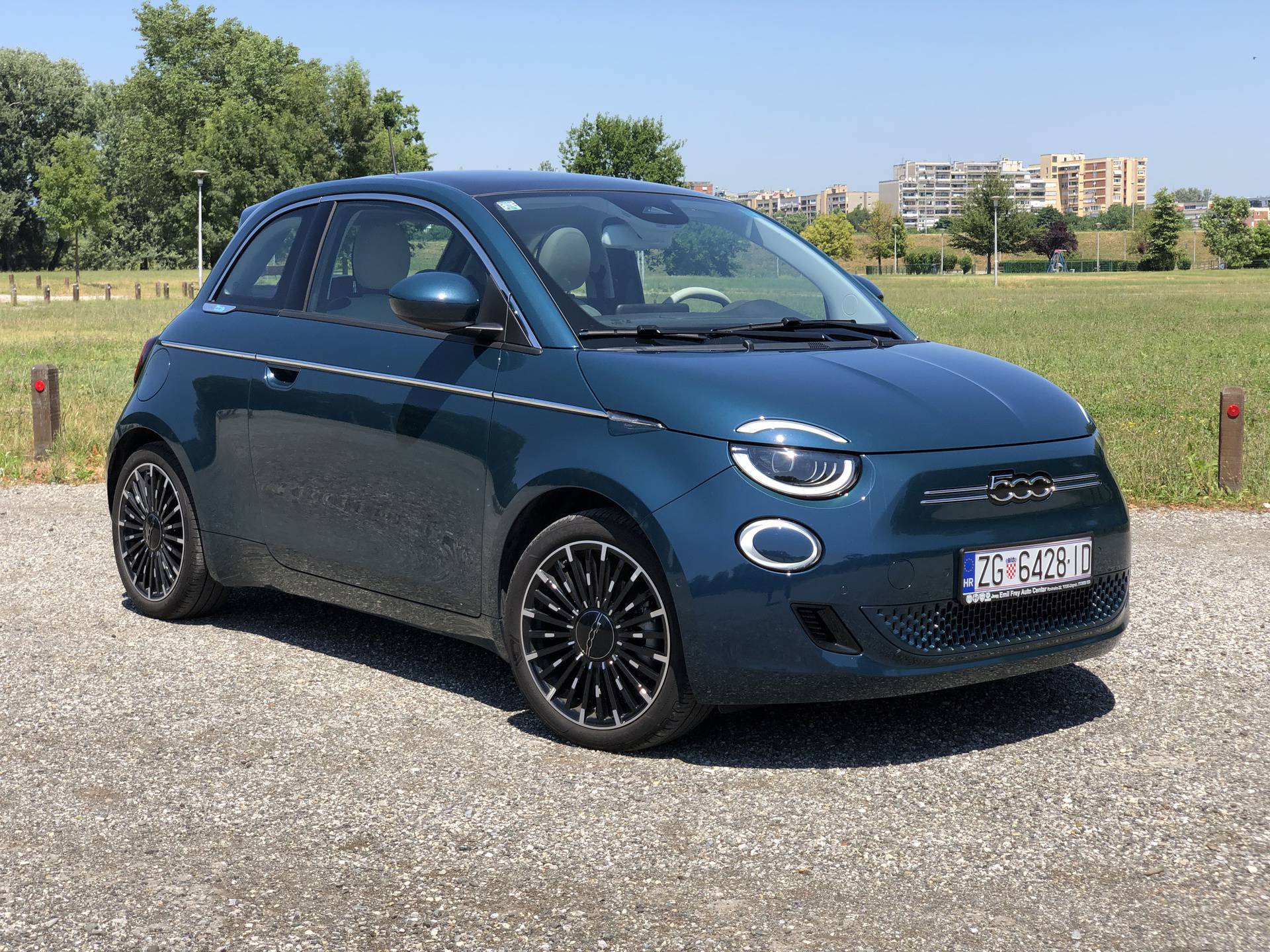 Testirali smo: Električni Fiat 500 je šarmantan, zabavan i dobar