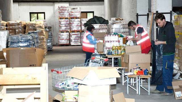 Sisak: Djelatnici i volonteri Crvenog križa slažu na stotine paketa hrane i higijenskih potrepština namijenjenih socijalno ugroženima