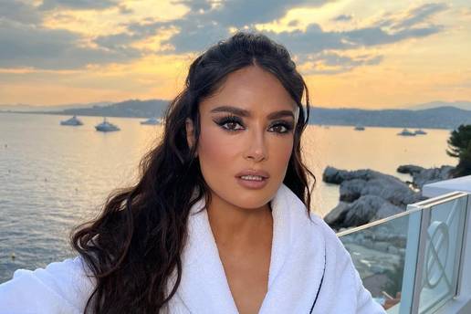 FOTO Zgodnoj Salmi Hayek (59) sve odli&ccaron;no stoji, pa &ccaron;ak i sijede: Evo kako glumica sada izgleda