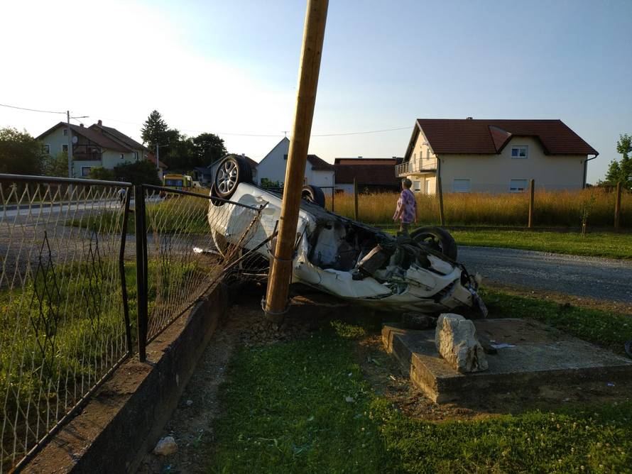 Sjekao zavoj? Alfom se zabio u Corsu pa se prevrnuo na krov