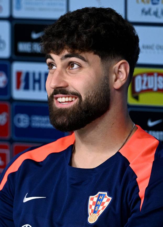 Neuruppin: Joško Gvardiol i Borna Sosa održali konferenciju za medije hrvatske nogometne reprezentacije