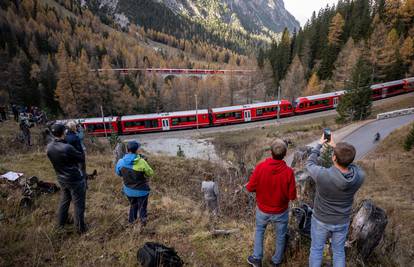 Sastavljen od čak 100 vagona: Najduži putnički vlak u povijesti prošao je kroz Švicarske Alpe