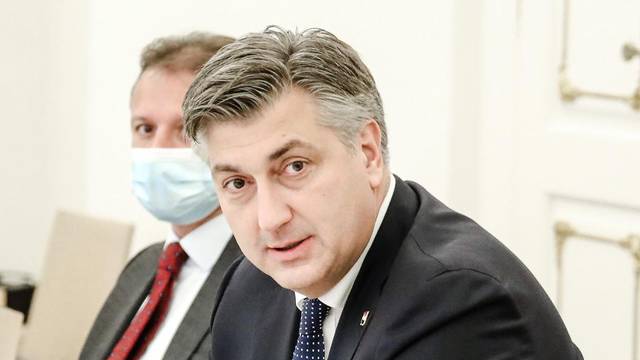 Zagreb: Andrej Plenković na sastanku s vojnim zapovjednicima o stanju u HV-u