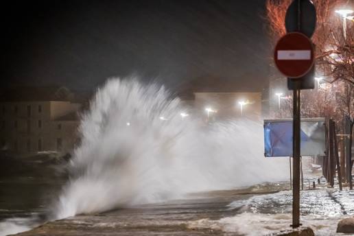 FOTO Pogledajte kako je olujno jugo potopilo ulice Ka&scaron;tela
