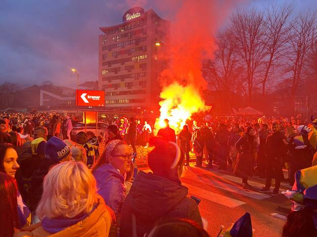 VIDEO 24SATA U ZENICI Dresove, zastave nude ispod cijene, stigla i Dubioza: 'Take me to America'