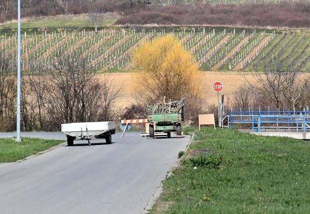 24sata Kutjevo: Mje&scaron;tani ve&cacute; tre&cacute;i dan blokiraju prilaze kompostani iz koje se &scaron;iri nepodno&scaron;ljiv smrad