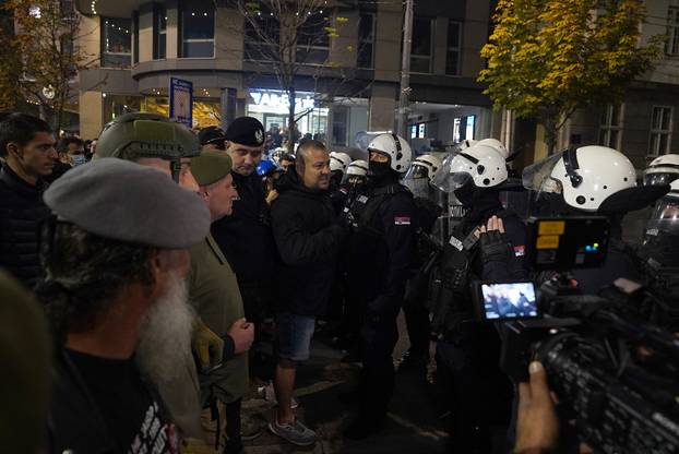 Beograd: Građani daju podršku Dijani Hrki, policija kordonom razdvaja dvije skupine građana