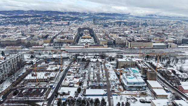 Pogled iz zraka na centar Zagreba prekriven snijegom