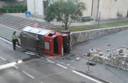Četvero ljudi je ozlijeđeno u prometnoj nesreći u Kninu