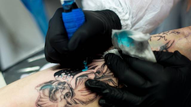 Leipzig: Tattoo umjetnica žrtvama nasilja radi besplatne tetovaže preko ožiljaka