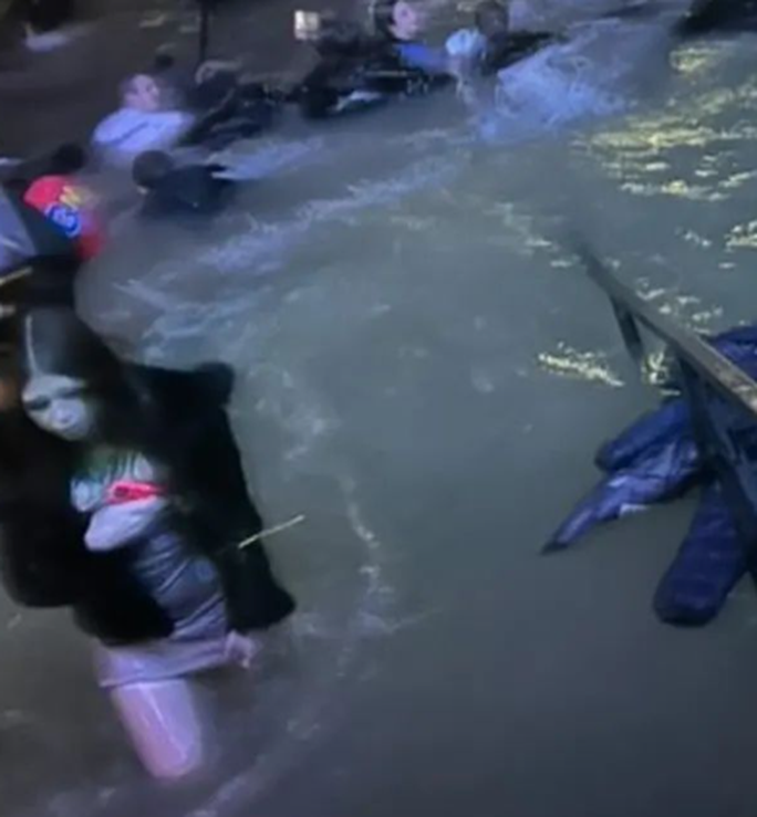 VIDEO Stampedo na splavi, stotine u vodi: Izbila tučnjava s osiguranjem, sve je potonulo!