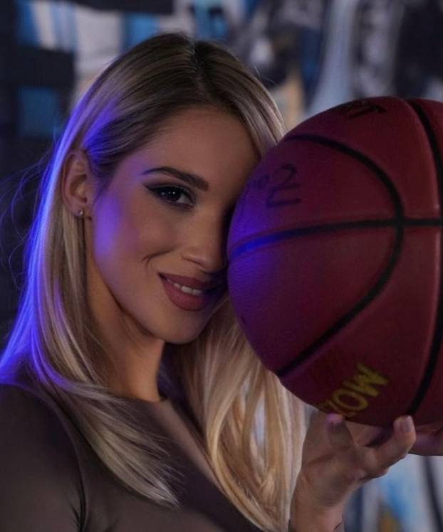 FOTO Srpska voditeljica osvojila euroligaške parkete, zablistala i u Zadru. Govori tri strana jezika