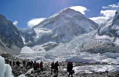 Otapaju se stotine leševa na Everestu, među njima i Hrvat